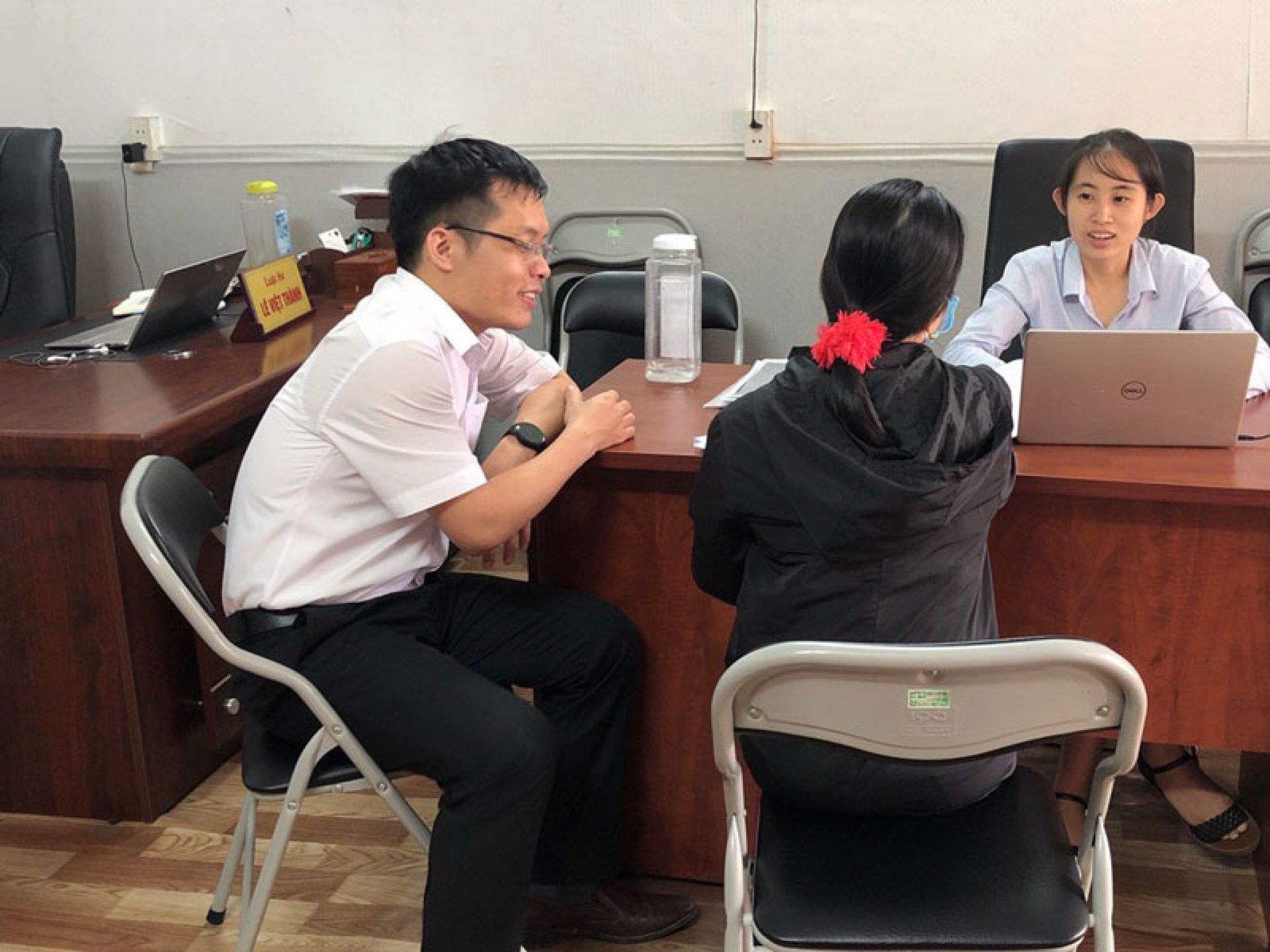 Luật sư tư vấn quy định luật ly hôn cho khách hàng tại văn phòng
