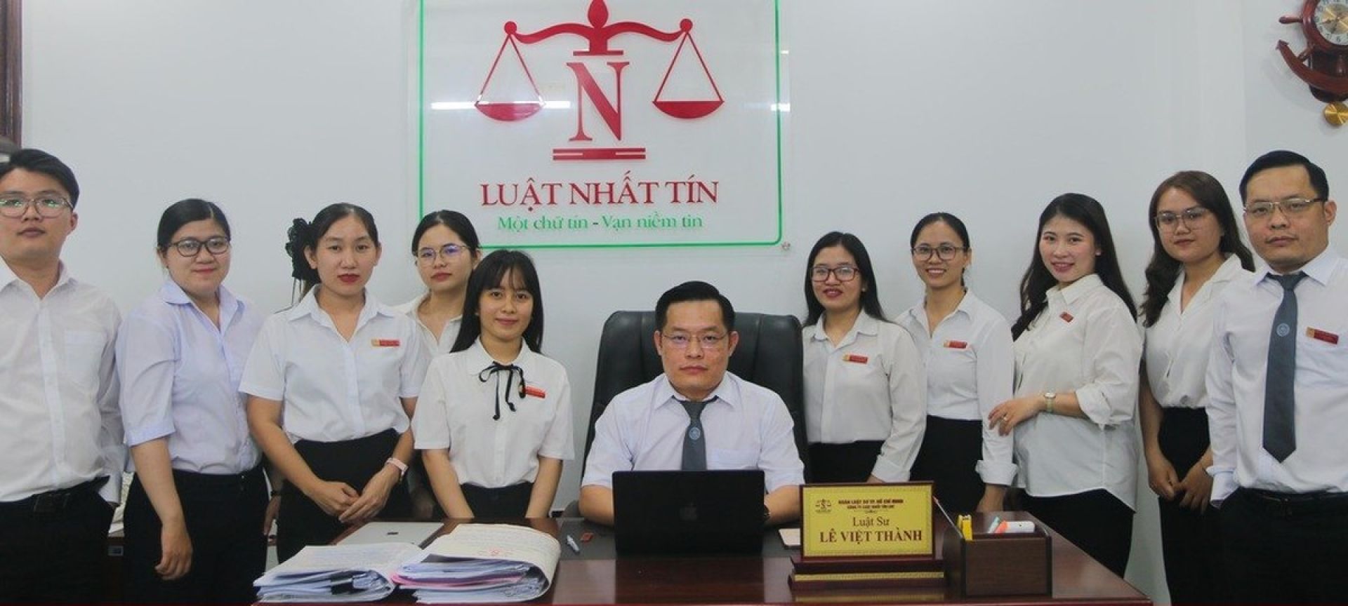 Luật sư Lê Việt Thành và đội ngũ Công ty Luật TNHH Nhất Tín LNT tại trụ sở Thành phố Hồ Chí Minh