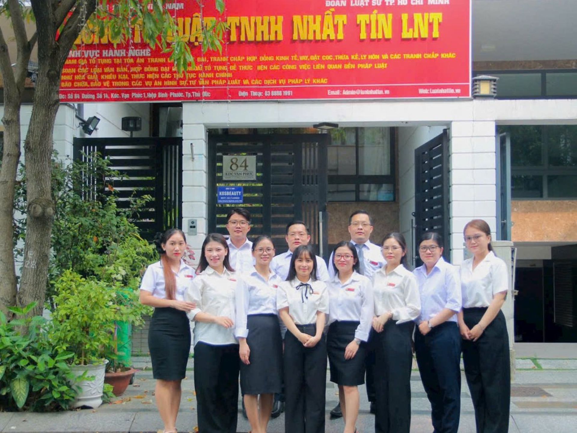 Đội ngũ Công ty Luật TNHH Nhất Tín LNT trước trụ sở tại Thành phố Hồ Chí Minh